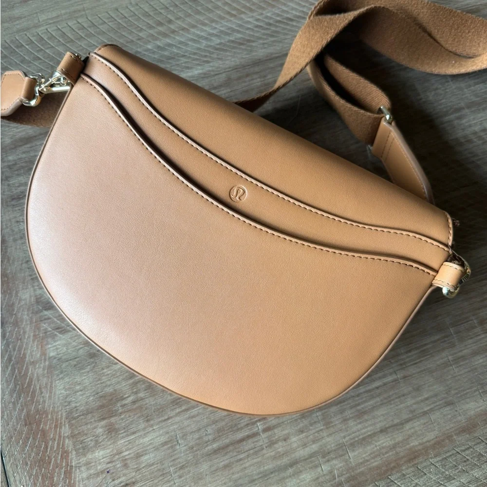 Lululemon Leather Alternative Saddle crossbody Bag 2L - Picture 5 of 11
